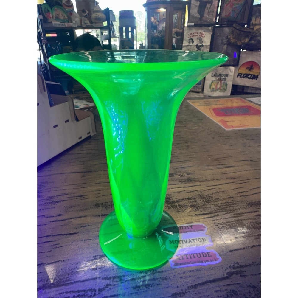 Vintage Uranium Diamond Glow Wide Mouth Vase
